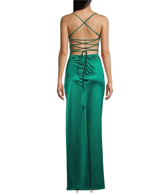 Vestido de fiesta largo con cuello colgante de satén y pliegues en la espalda