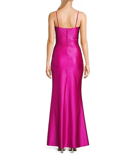 Vestido de fiesta largo de satén con escote en V, tirantes finos, abertura plisada y lentejuelas metálicas