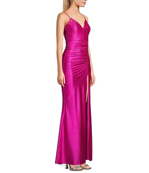 Vestido de fiesta largo de satén con escote en V, tirantes finos, abertura plisada y lentejuelas metálicas