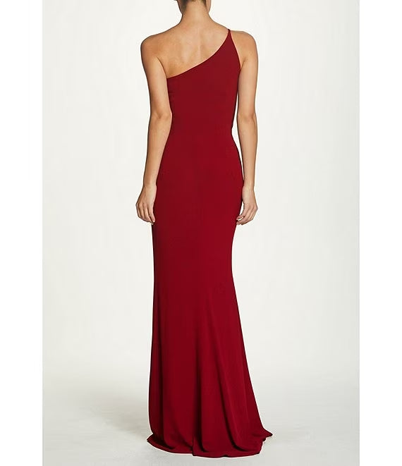 Vestido de fiesta asimétrico con cuello de un solo hombro, abertura frontal y sin mangas.