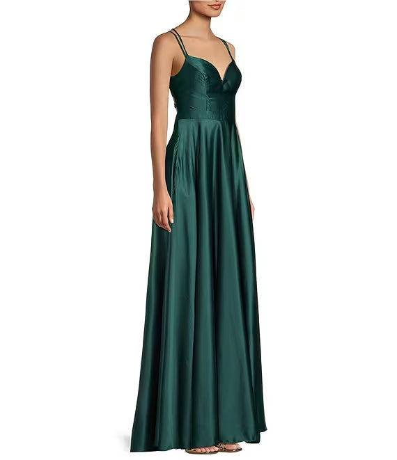 Vestido de fiesta con abertura frontal y satén en la espalda.