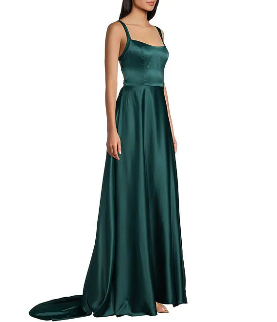 Vestido de noche largo con cuello descubierto y abertura en la espalda