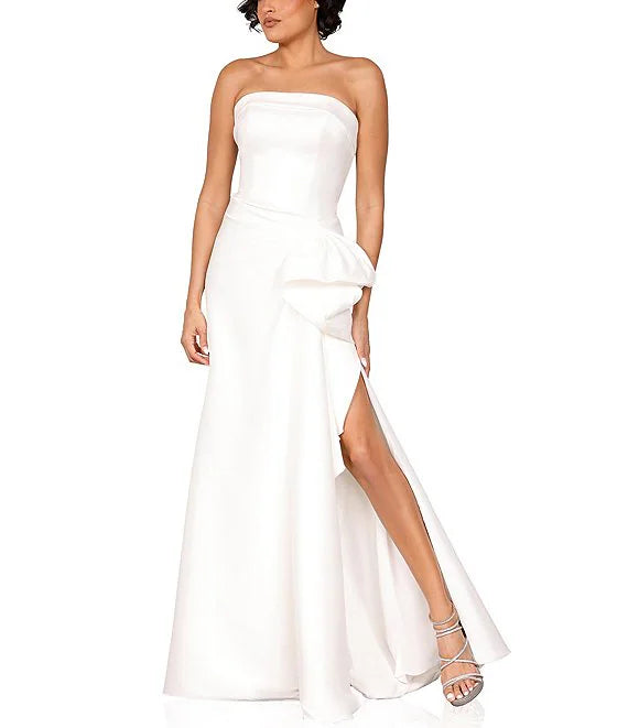 Vestido de fiesta con escote de brida sin hombros, aberturas laterales plisadas y dobladillo acampanado.