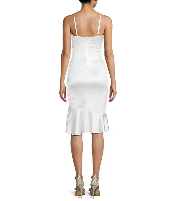 Vestido de fiesta de satén de longitud media con escote en V, tirantes finos y dobladillo con volantes, cruzado artificial