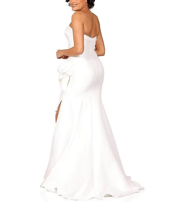 Vestido de fiesta con escote de brida sin hombros, aberturas laterales plisadas y dobladillo acampanado.