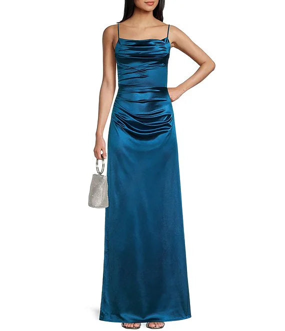 Vestido de fiesta de satén con escote alto, pliegues y largo hasta la espalda.