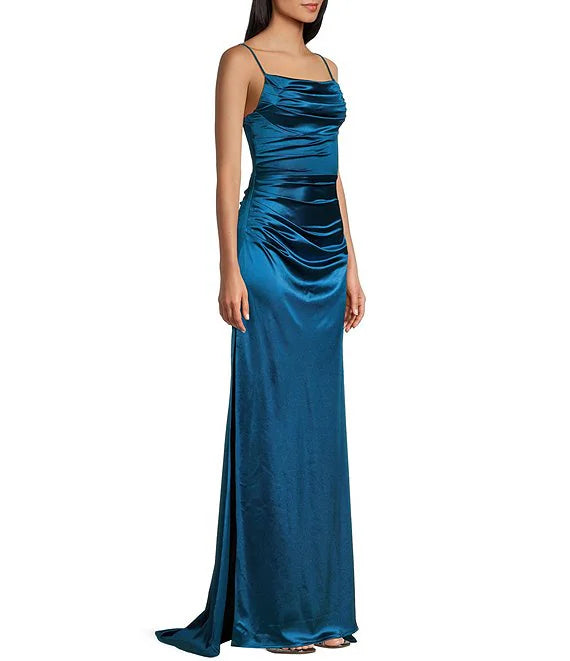 Vestido de fiesta de satén con escote alto, pliegues y largo hasta la espalda.