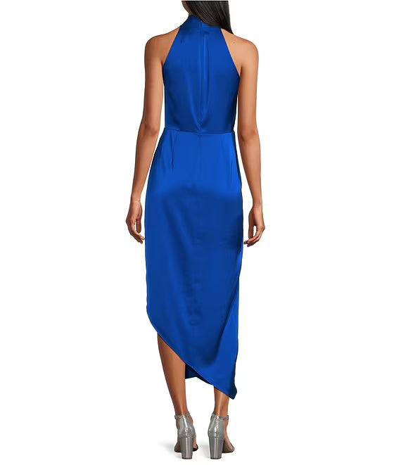 Vestido de noche de satén marrón claro con escote en V, sin mangas y dobladillo asimétrico, de largo medio.