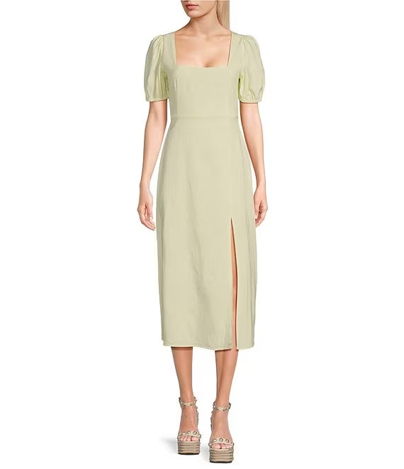 Vestido de fiesta de manga corta con abertura lateral y largo medio