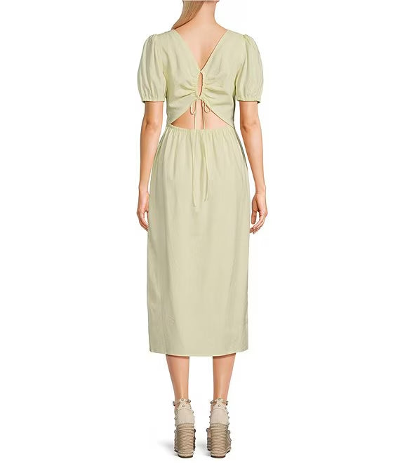 Vestido de fiesta de manga corta con abertura lateral y largo medio