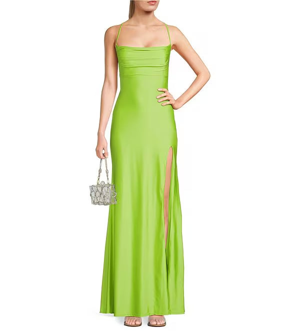 Vestido de fiesta largo de punto brillante con cuello plisado y capucha, abertura frontal y espalda atada.