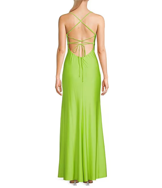 Vestido de fiesta largo de punto brillante con cuello plisado y capucha, abertura frontal y espalda atada.