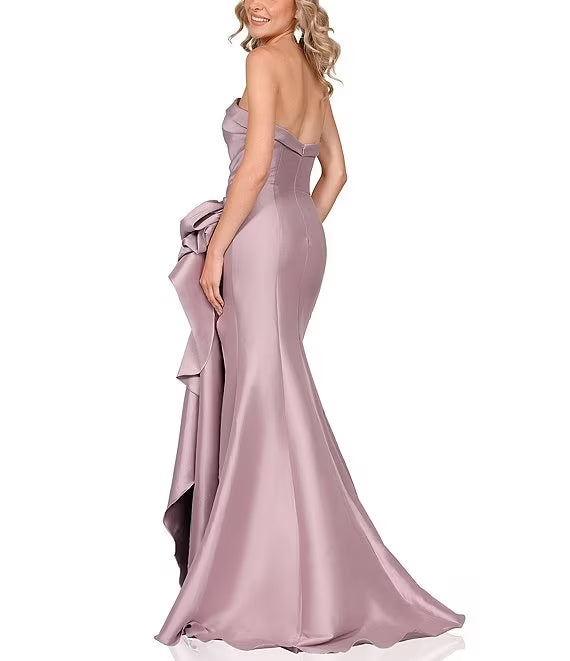 Vestido de fiesta con escote de brida sin hombros, aberturas laterales plisadas y dobladillo acampanado.