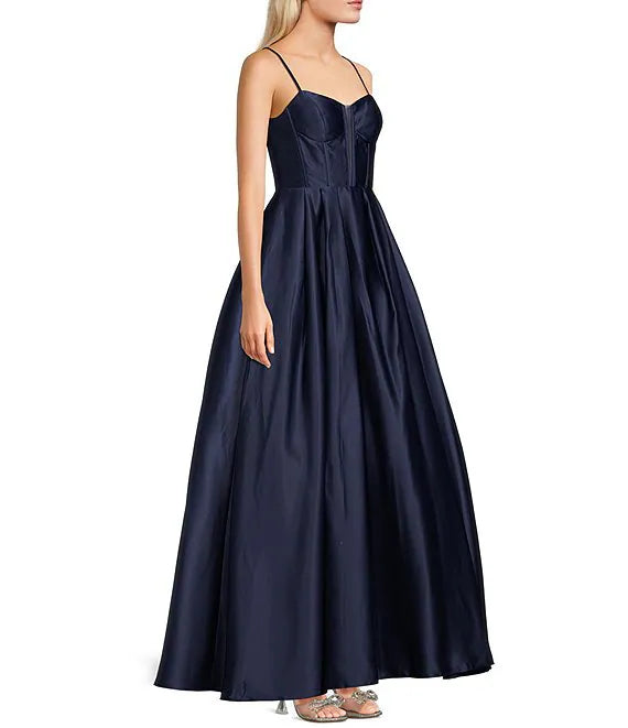 Vestido de fiesta de satén con escote en V y efecto ilusión