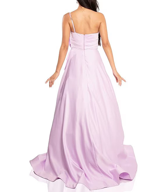 Vestido de fiesta de satén mate con un hombro al descubierto, sin mangas y lazo