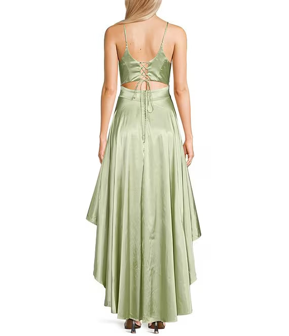 Vestido de fiesta de satén con escote cuadrado, tirantes finos y espalda ahuecada de corte alto y bajo