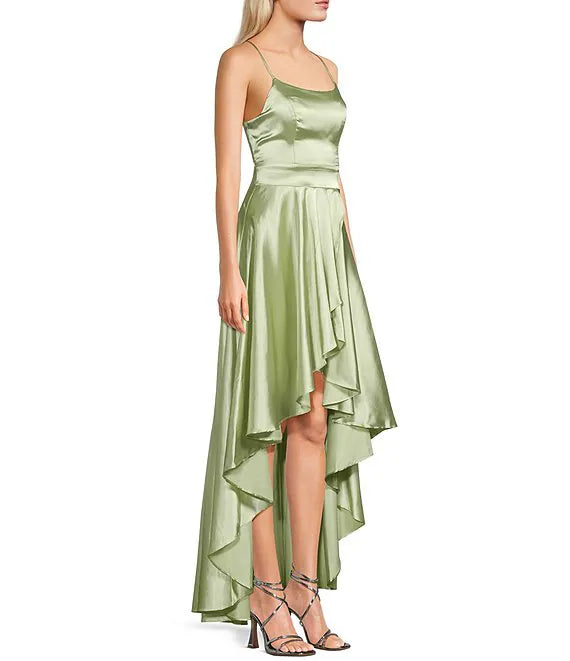 Vestido de fiesta de satén con escote cuadrado, tirantes finos y espalda ahuecada de corte alto y bajo