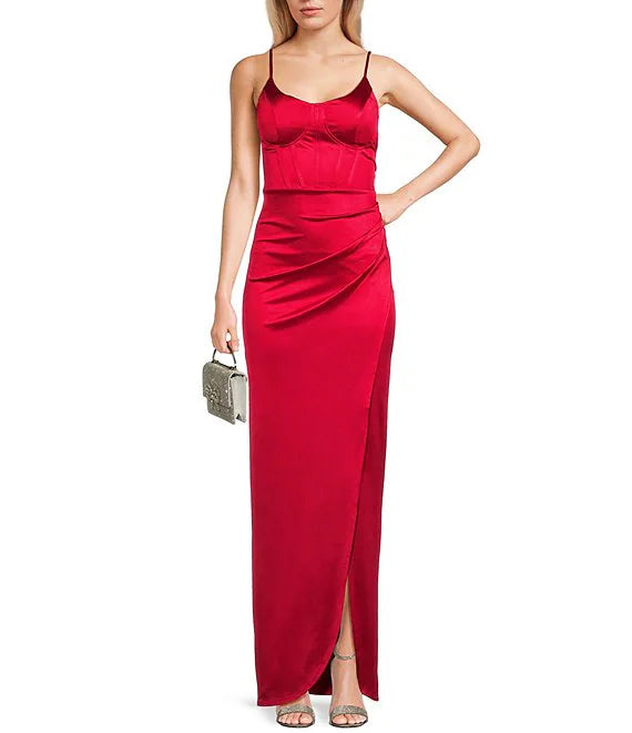 Corsé ajustado con un vestido de fiesta largo con abertura en la espalda.