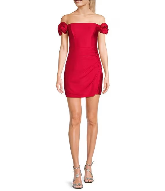 Abito da ballo aderente con spalline arricciate e spalle scoperte, involucro artificiale