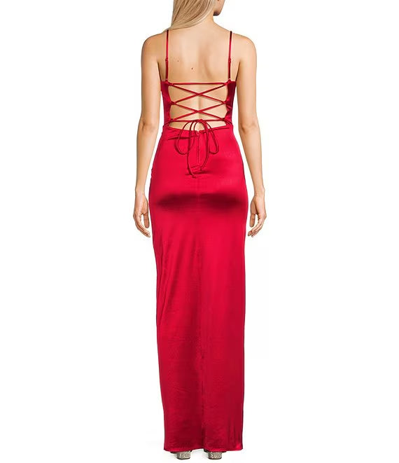 Corsé ajustado con un vestido de fiesta largo con abertura en la espalda.