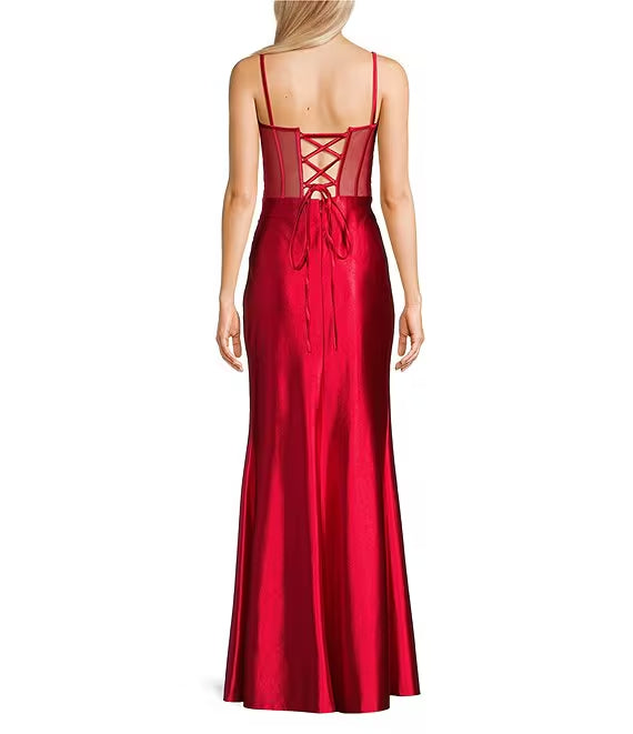 Vestido de noche largo con corsé ajustado de encaje ilusión, espalda con cordones y abertura delantera