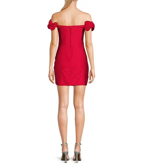 Abito da ballo aderente con spalline arricciate e spalle scoperte, involucro artificiale