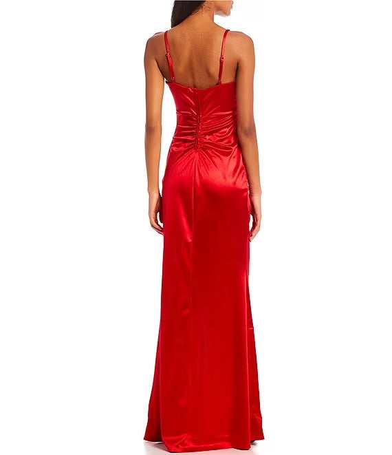 Vestido de fiesta largo de satén con escote cuadrado, tirantes finos y cuerpo envolvente de imitación, abertura en el dobladillo y superficie