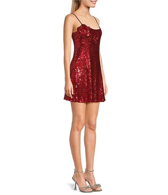 Vestido de fiesta mini de corte A con lentejuelas y rosas en el pecho