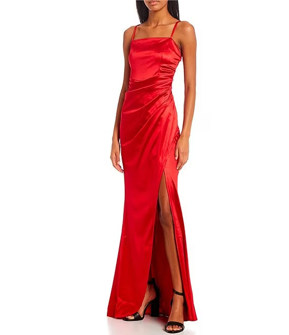 Vestido de fiesta largo de satén con escote cuadrado, tirantes finos y cuerpo envolvente de imitación, abertura en el dobladillo y superficie