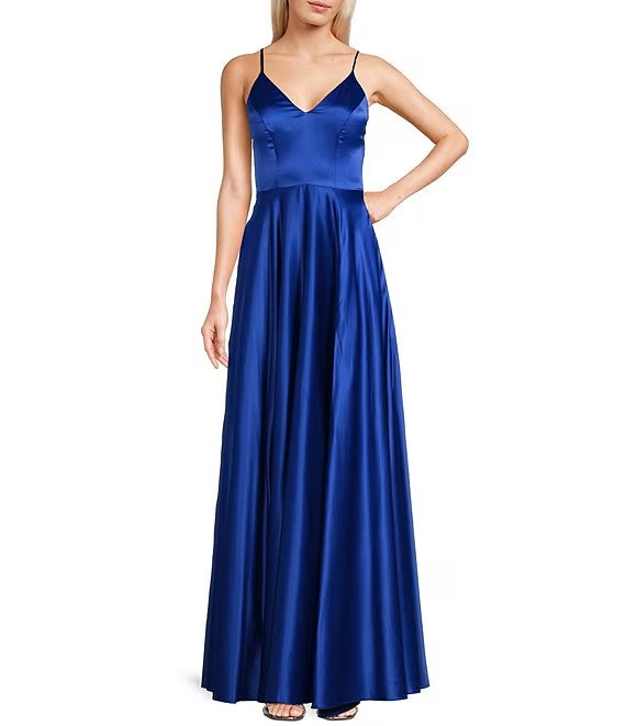 Vestido de fiesta de satén con escote en V, tirantes finos, corte princesa, abertura lateral cosida y borde con volantes