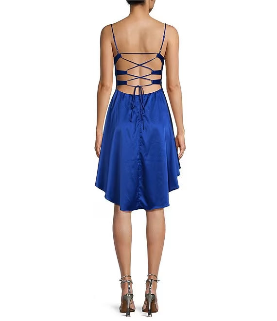 Vestido de fiesta de satén con cuello alto, lazo en la espalda, de perfil alto y bajo, con altavoz