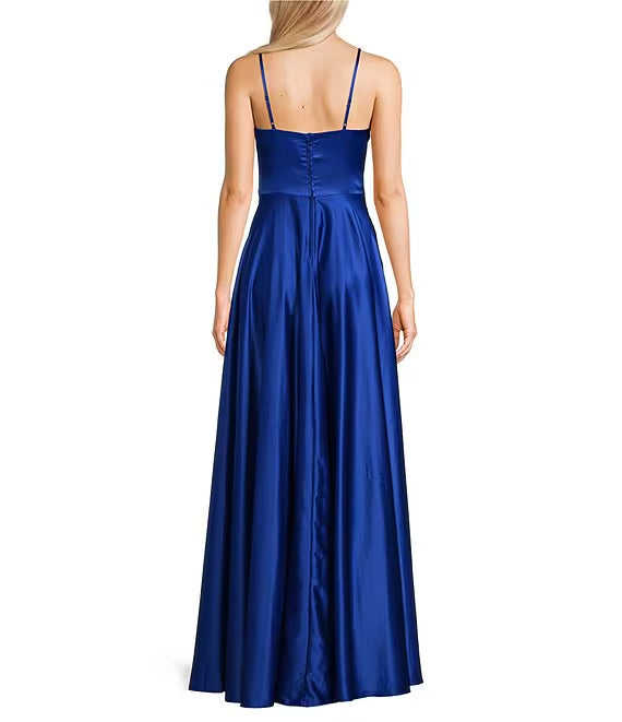 Vestido de fiesta de satén con escote en V y abertura frontal