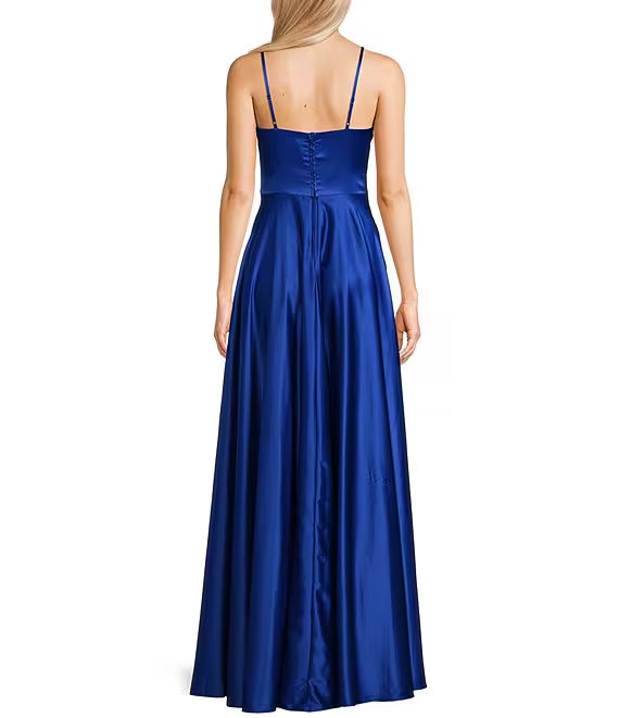 Vestido de fiesta de satén con escote en V, tirantes finos, corte princesa, abertura lateral cosida y borde con volantes