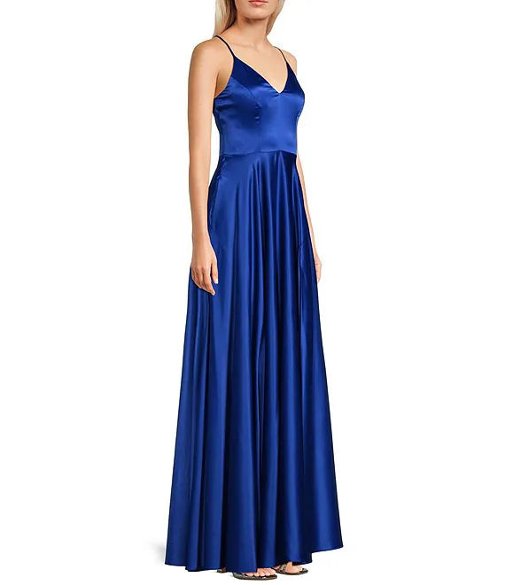 Vestido de fiesta de satén con escote en V, tirantes finos, corte princesa, abertura lateral cosida y borde con volantes