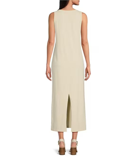 Vestido de noche de cuello redondo bajo, sin mangas, largo medio, pierna recta