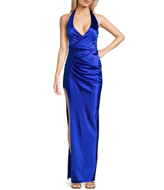 Cuello colgante, detalles de tirantes restantes, pliegues laterales, largo vestido de fiesta