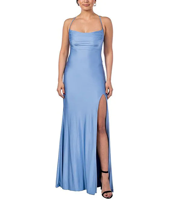 Vestido de fiesta largo de punto brillante con cuello plisado y capucha, abertura frontal y espalda atada.