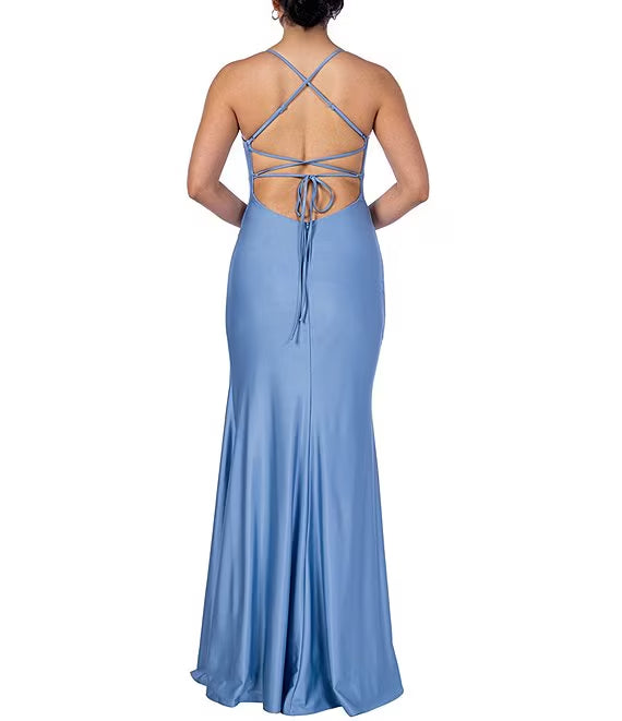 Vestido de fiesta largo de punto brillante con cuello plisado y capucha, abertura frontal y espalda atada.