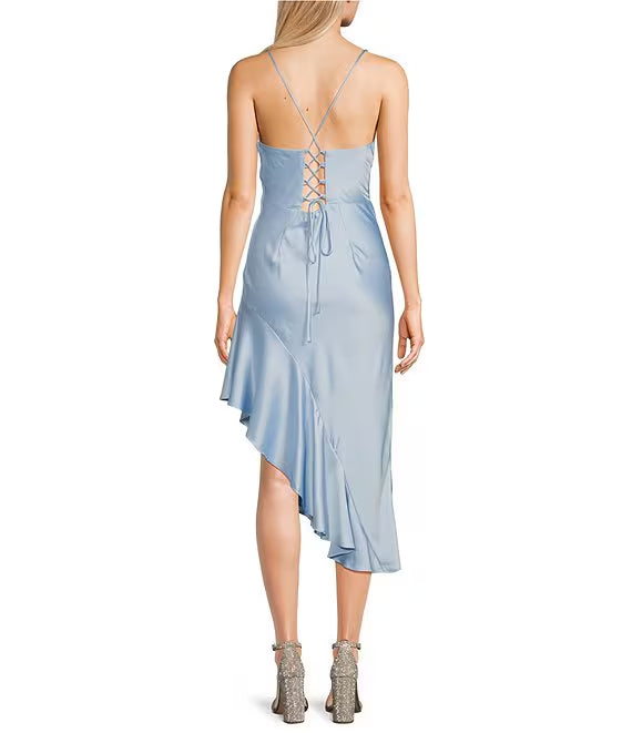 Vestido de fiesta con cuello de capucha, tirantes finos y corte inclinado con dobladillo con volantes de longitud media en la espalda.