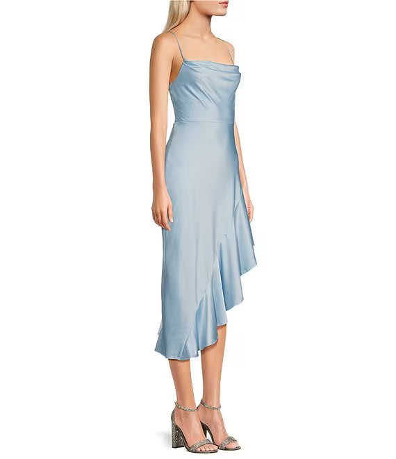 Vestido de fiesta con cuello de capucha, tirantes finos y corte inclinado con dobladillo con volantes de longitud media en la espalda.