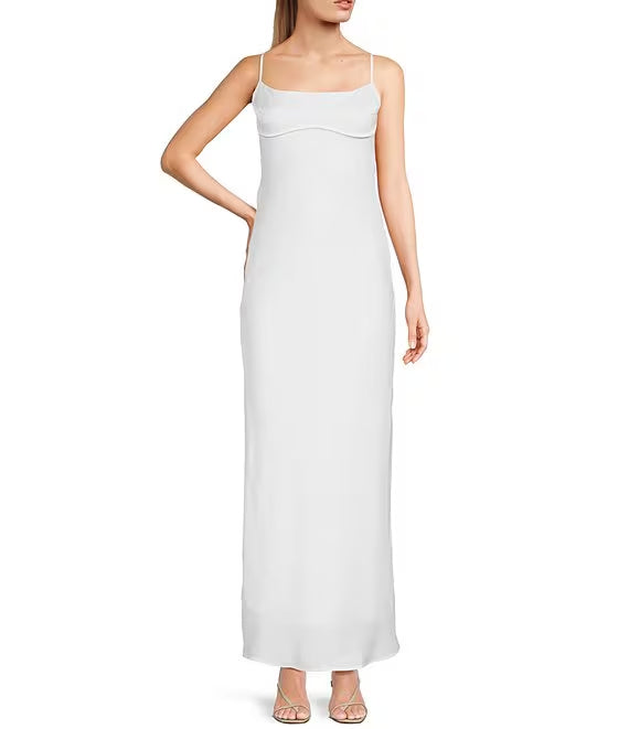 Vestido de fiesta de satén con rayas horizontales