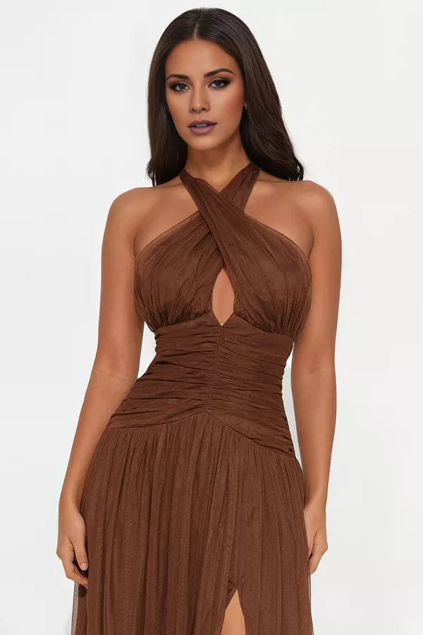 Vestido de noche largo hasta el suelo, sin mangas, con escote cruzado, espalda descubierta, abertura lateral y hombros descubiertos 