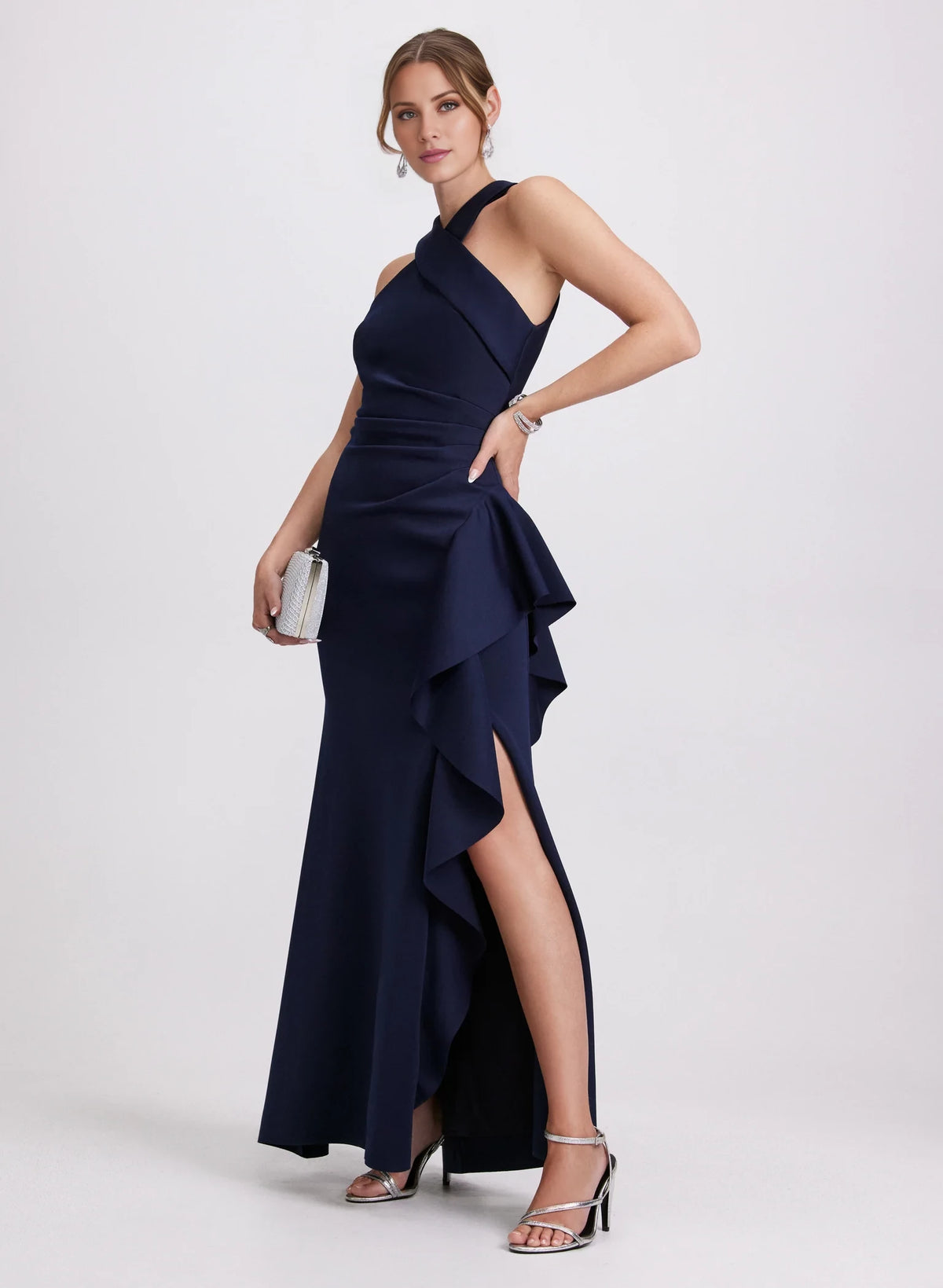 Vestido de fiesta con escote cruzado, hombros descubiertos, sin mangas, tirantes finos, espalda descubierta y largo hasta el suelo 