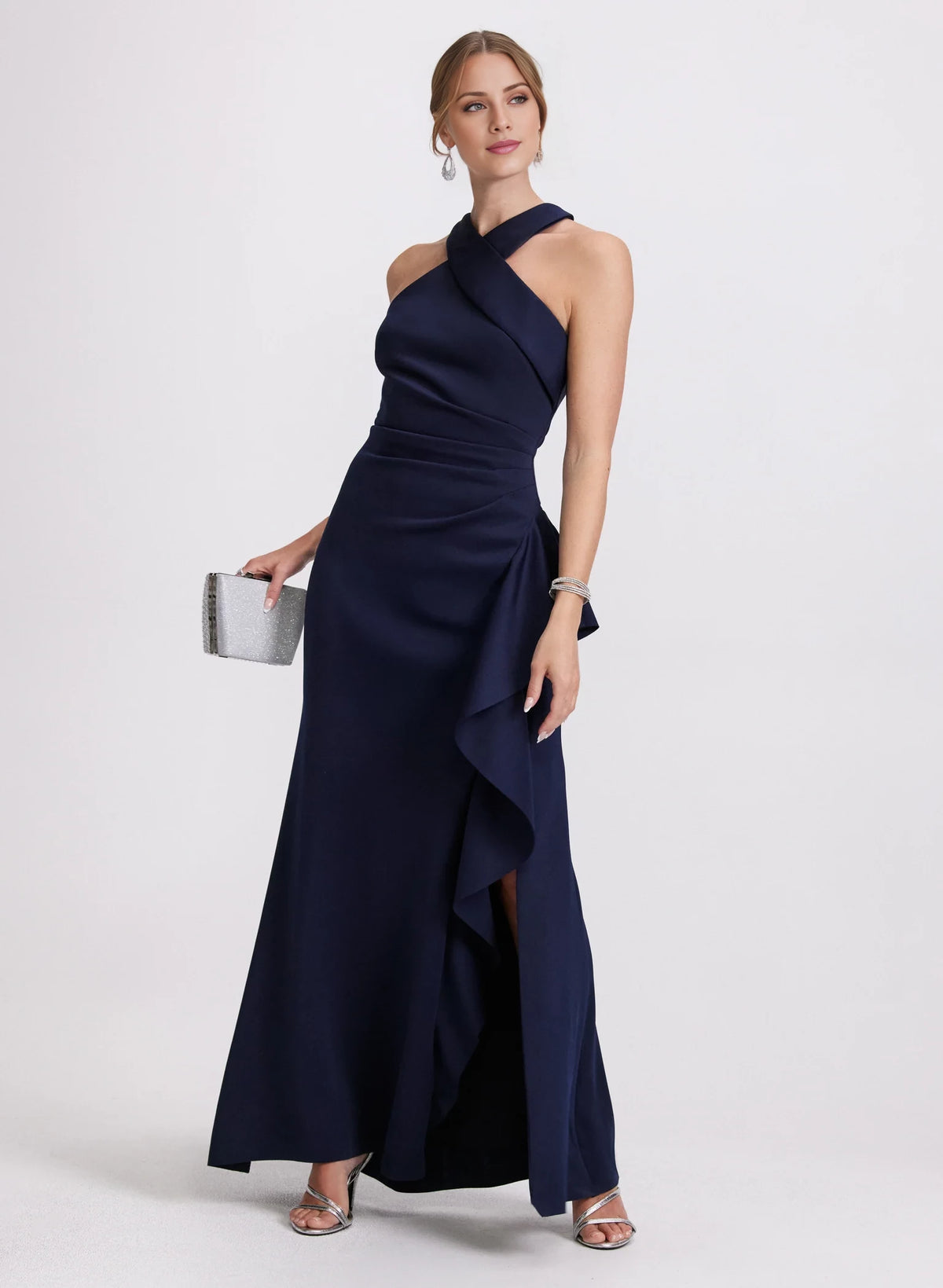 Vestido de fiesta con escote cruzado, hombros descubiertos, sin mangas, tirantes finos, espalda descubierta y largo hasta el suelo 