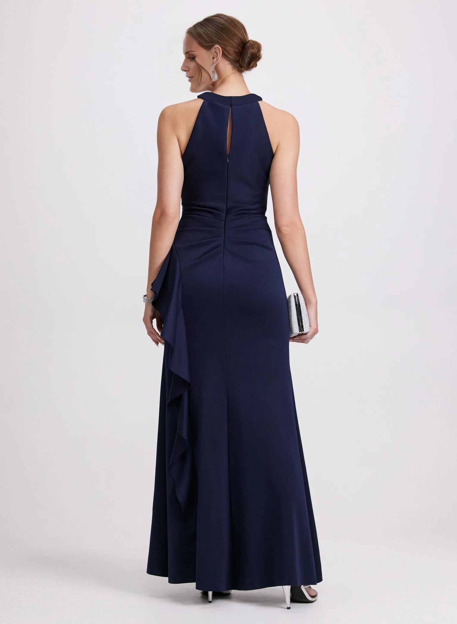 Vestido de fiesta con escote cruzado, hombros descubiertos, sin mangas, tirantes finos, espalda descubierta y largo hasta el suelo 