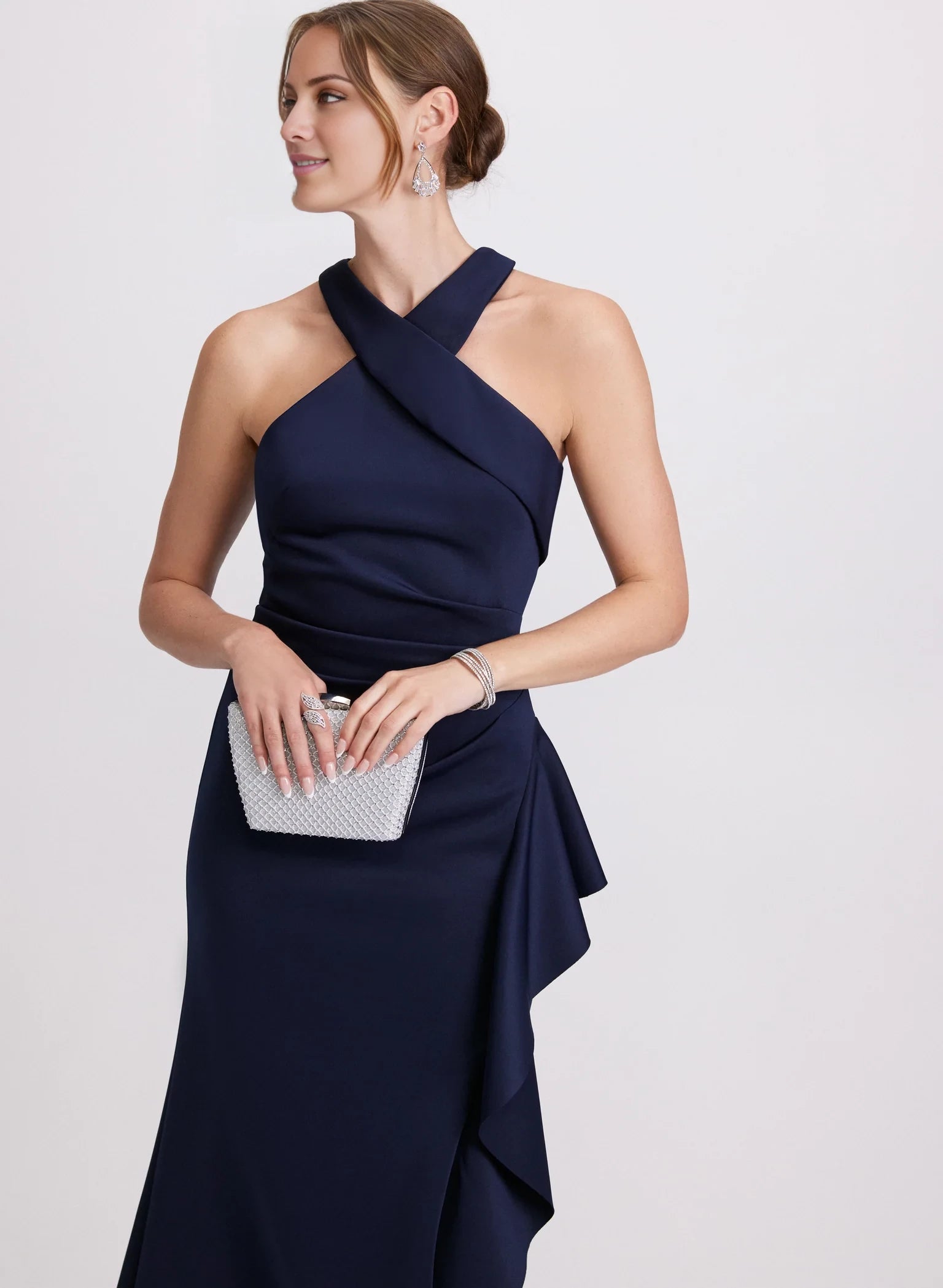 Vestido de fiesta con escote cruzado, hombros descubiertos, sin mangas, tirantes finos, espalda descubierta y largo hasta el suelo 