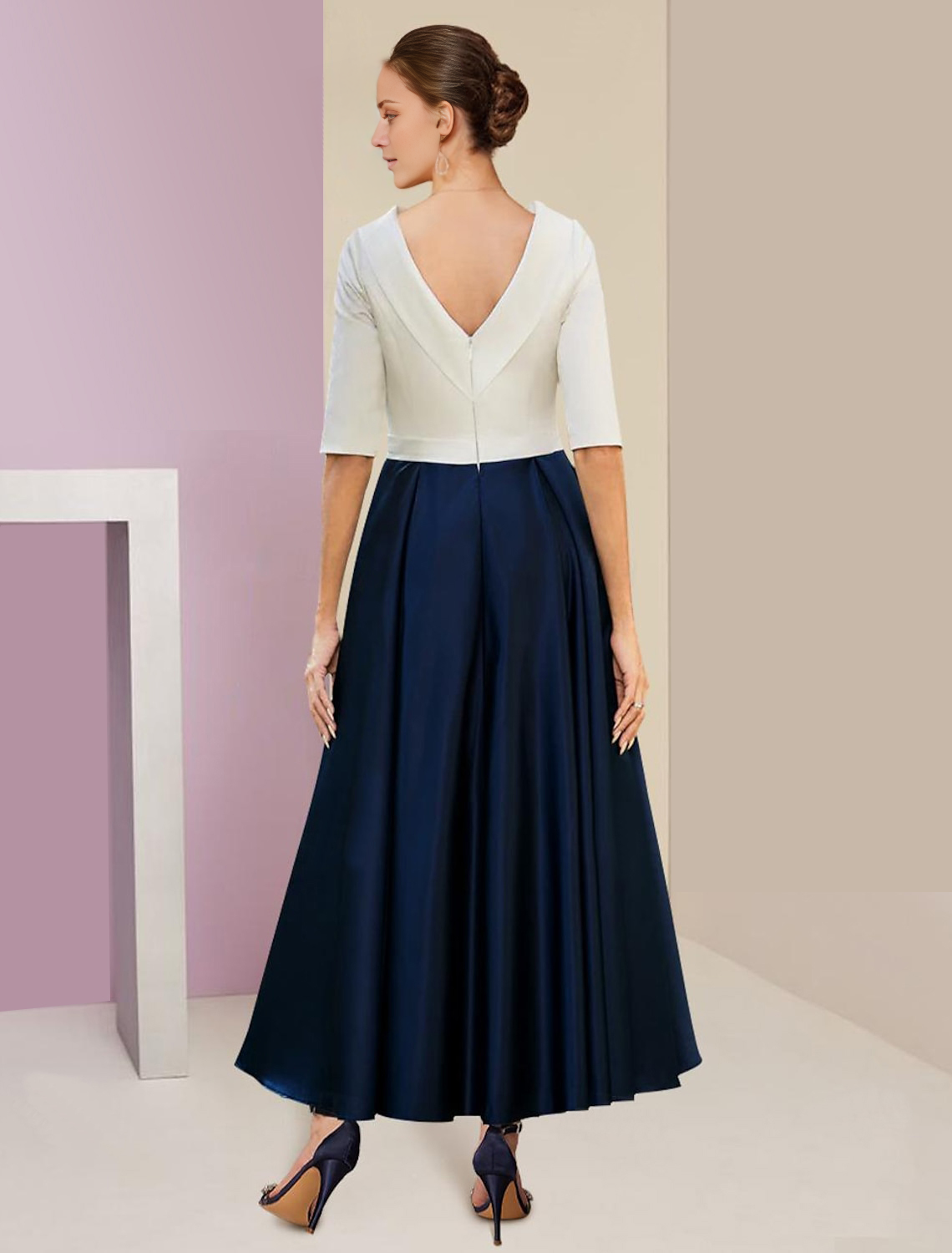 Abito da cerimonia per la madre della sposa, a trapezio, elegante, con colletto gioiello vintage, lunghezza tè, in charmeuse di raso, maniche corte con volant e cristalli