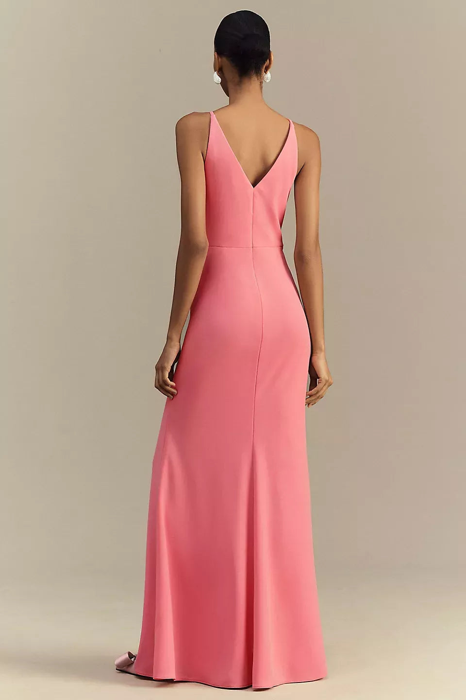 Vestido de fiesta largo hasta el suelo, sin mangas, con escote en V profundo, hombros descubiertos y espalda descubierta con abertura lateral 