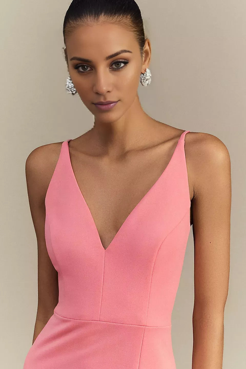 Vestido de fiesta largo hasta el suelo, sin mangas, con escote en V profundo, hombros descubiertos y espalda descubierta con abertura lateral 