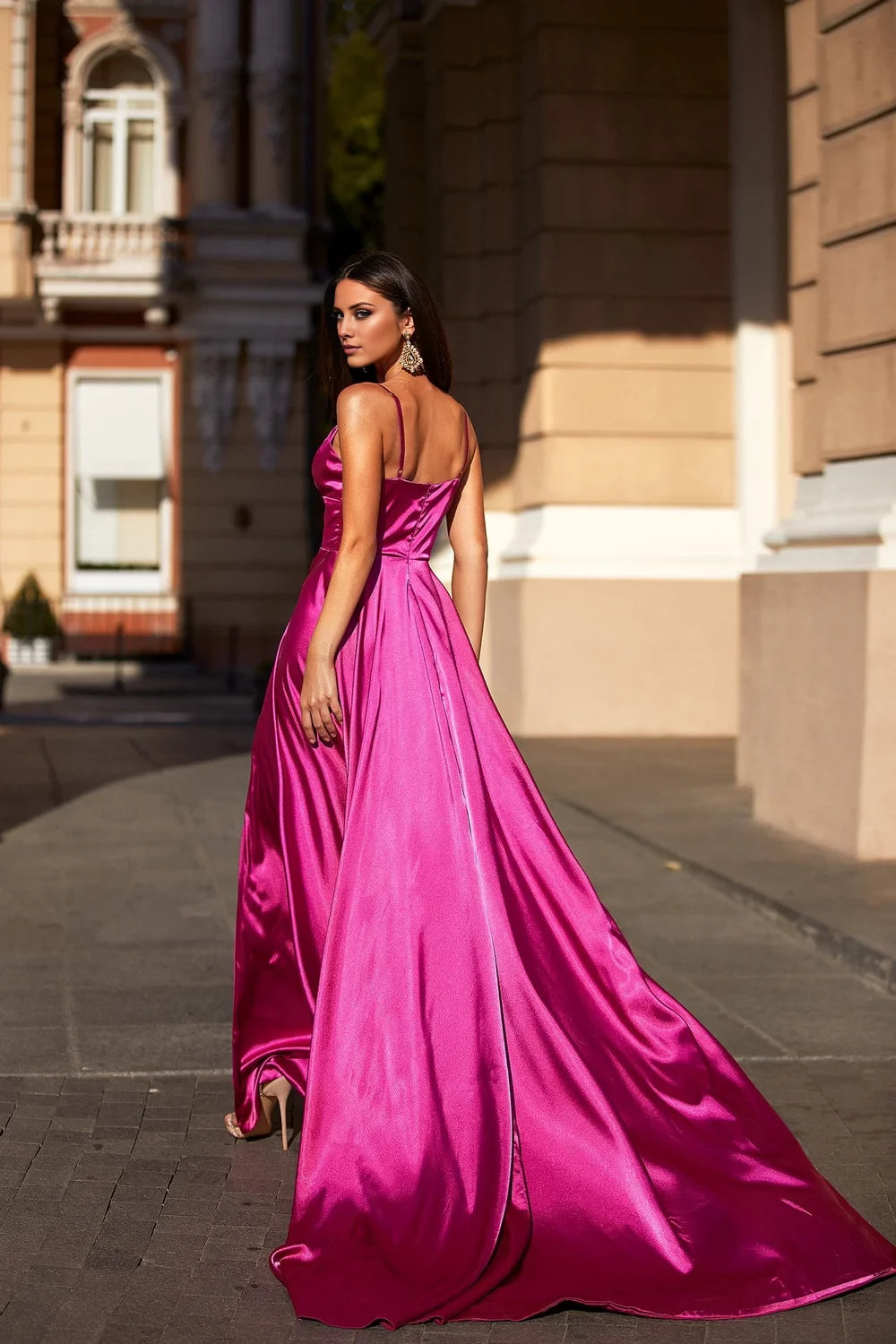 Vestido de noche largo hasta el suelo con escote en V profundo, sin mangas, tirantes finos en los hombros, espalda descubierta, abertura lateral 